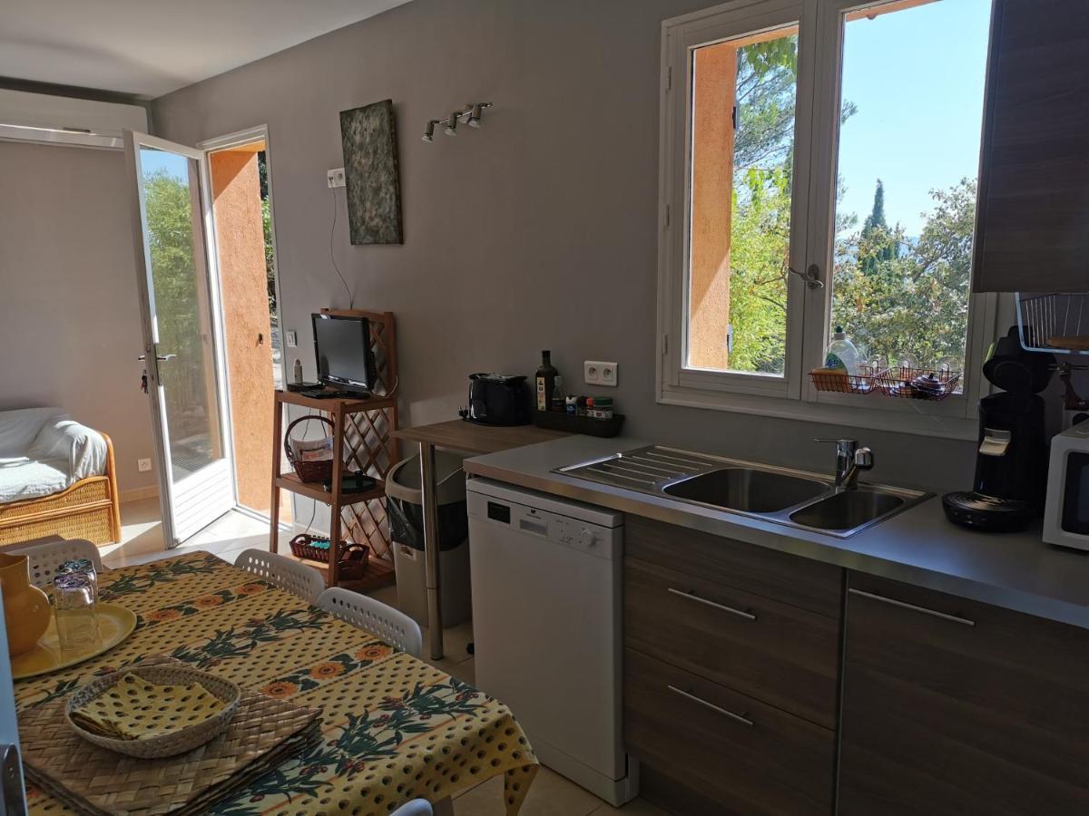 Appart Pins&parasol, piscine chauffée et bain à remous Taradeau Extérieur photo