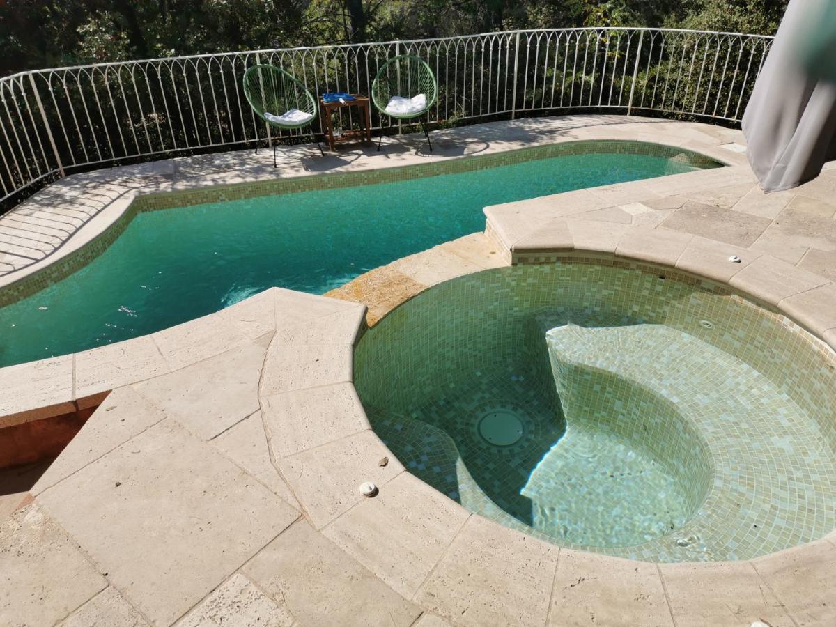 Appart Pins&parasol, piscine chauffée et bain à remous Taradeau Extérieur photo